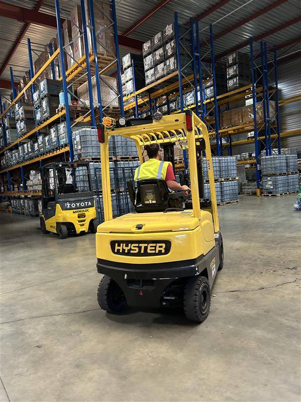 Vers une logistique durable pour notre entrepôt logistique lyonnais :  TRANSALYON adopte le chariot élévateur 100 % électrique